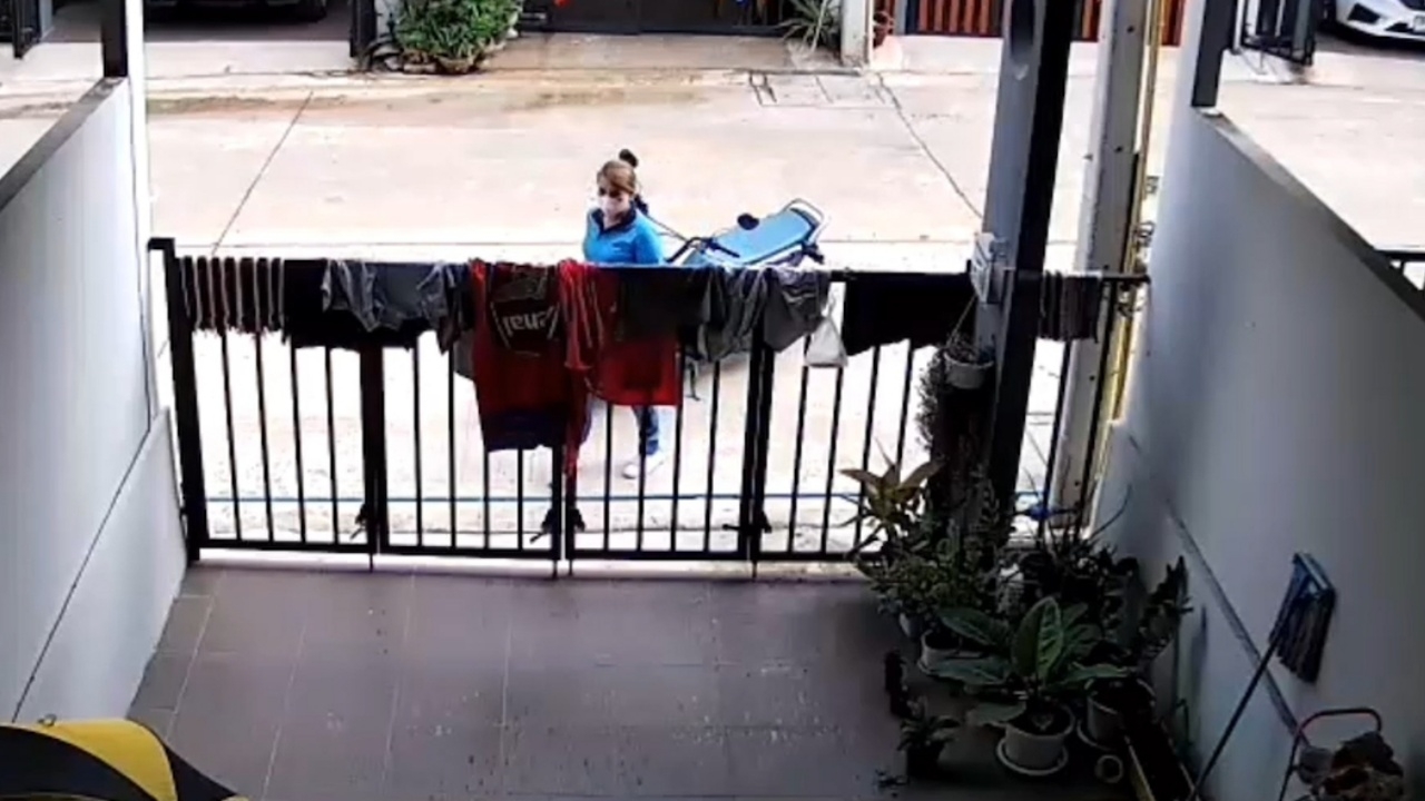 สาวกลับบ้านมาเจอ "ผ้าขี้ริ้ว" ตากเต็มรั้ว พอรู้ว่าเป็นของใคร ถึงกับควันออกหู