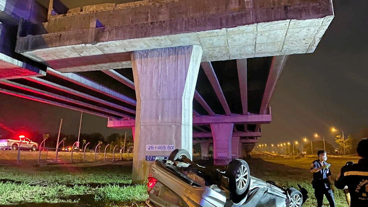 ตก “ทางด่วน” 2 รายซ้อน! พริตตี้ย้อนศร ตาย 1 บาดเจ็บ 1 อีกคันหลับใน