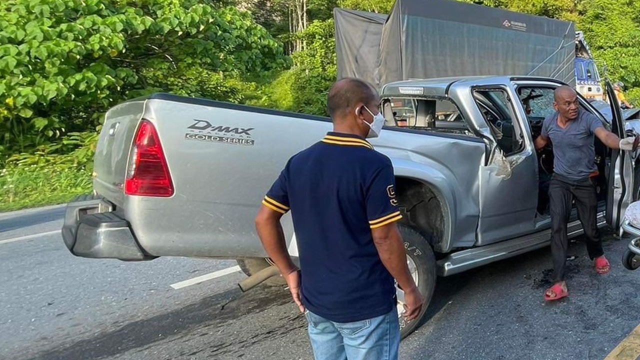 "สิบตรี" ชะตาขาด ขับกระบะไม่ถึงหน่วย พุ่งชนรถบรรทุกออกจากซอย ดับคาที่