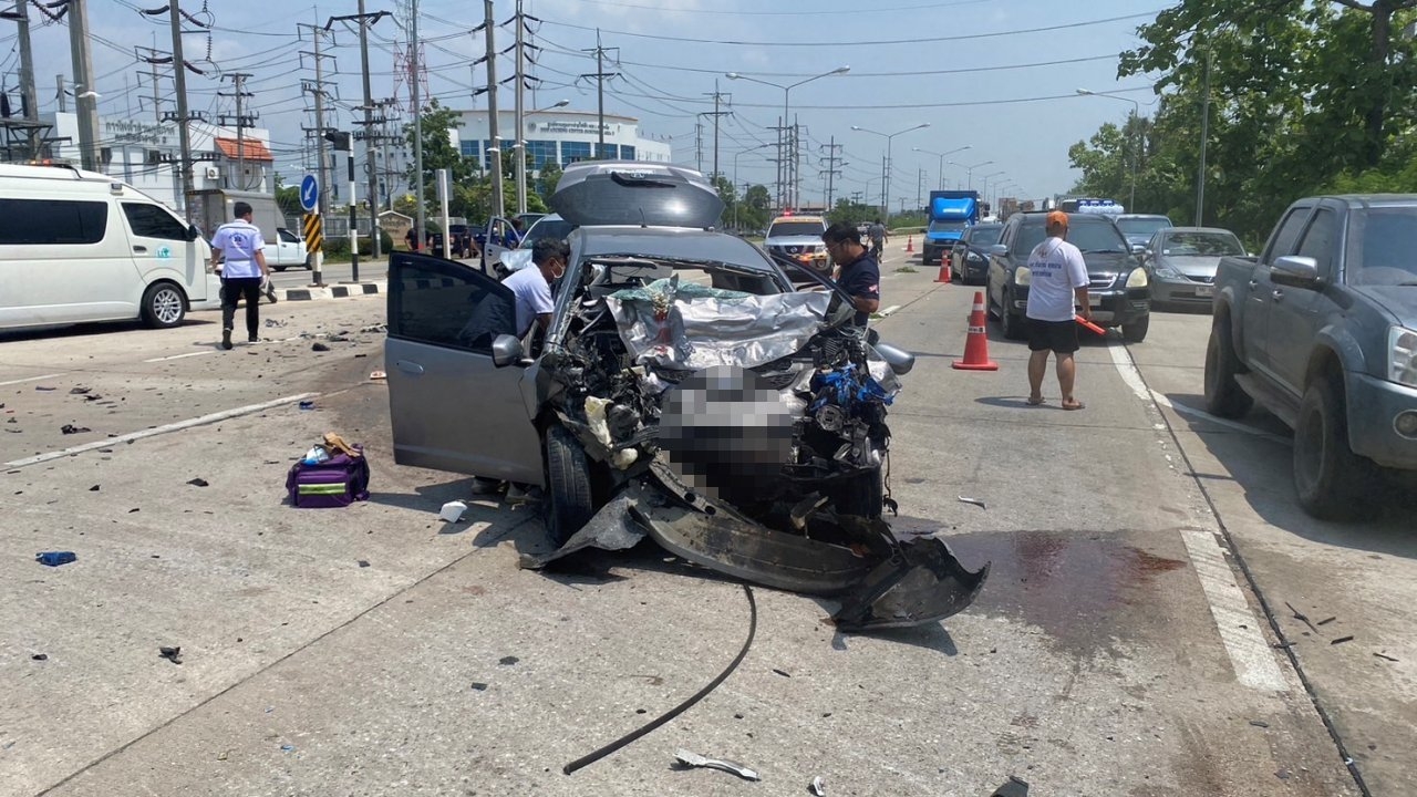 เก๋งขับย้อนศรซุปเปอร์ไฮเวย์ เชียงใหม่ - ลำปาง ชนกระบะยับตายที่ รพ. คู่กรณีเจ็บ