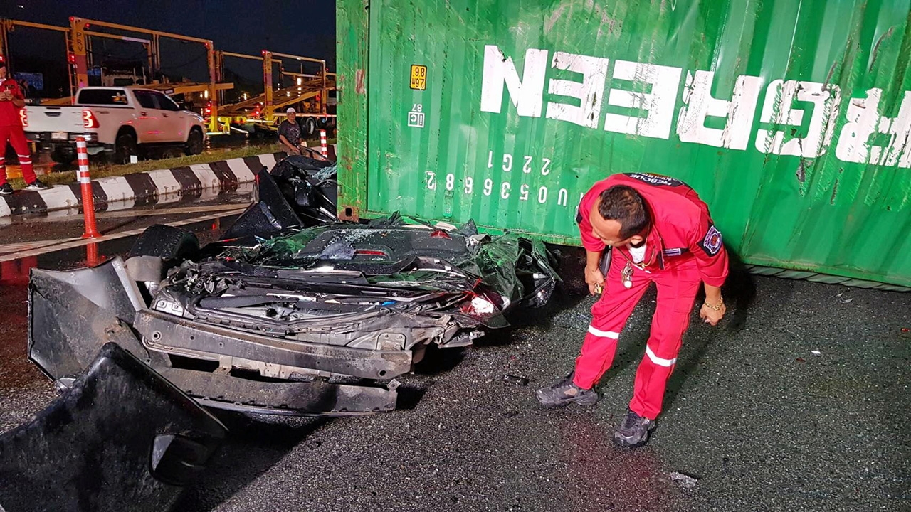 รถพ่วง 18 ล้อ พลิกทับเก๋ง พยาบาลสาวดับ