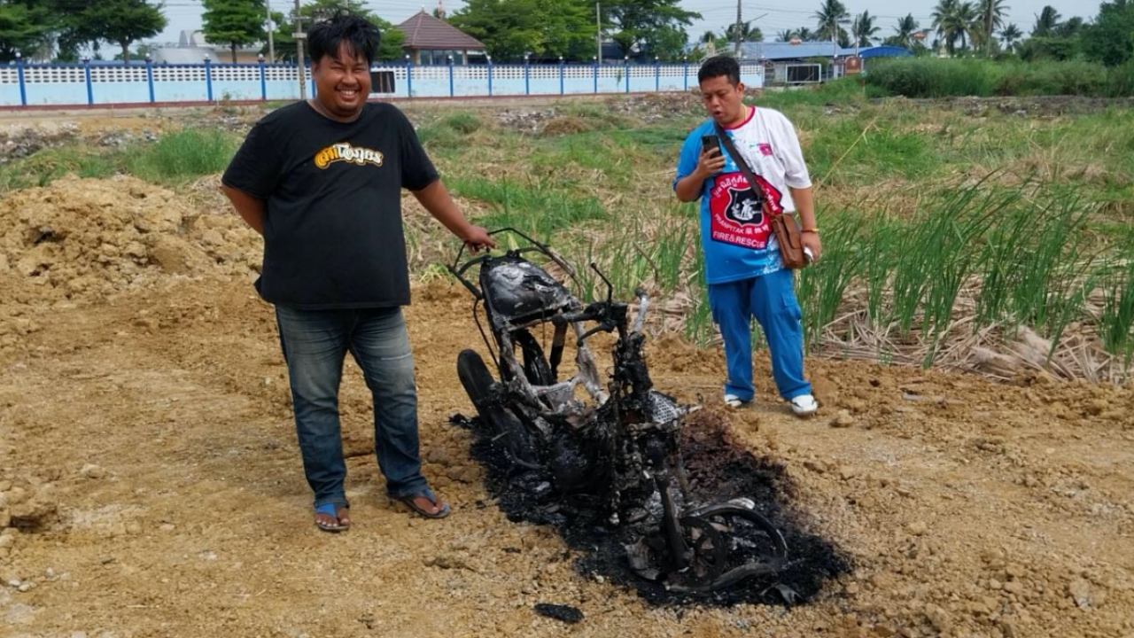 ยางรั่วบ่อยเกิน หนุ่มไลน์แมนหัวร้อน เผาจยย.ตัวเองวอด