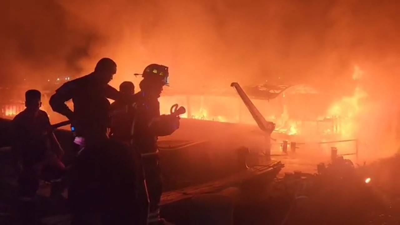 ระทึกกลางดึก ไฟไหม้เรือกระแชงวอดทั้งลำ ริมแม่น้ำเจ้าพระยา