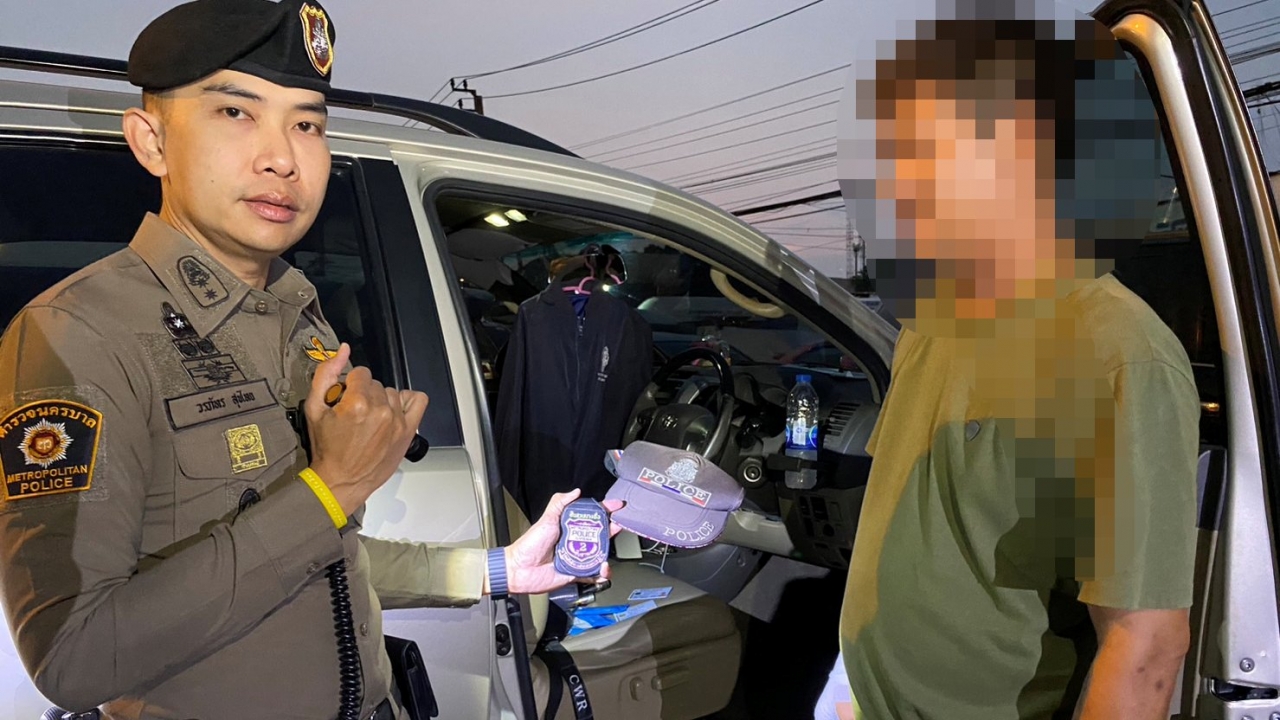 สน.บางซื่อ รวบชายฉกรรจ์พกมีด 2 เล่ม หลัง ปชช.ร้องอ้างเป็น ตร.เรียกตรวจฉี่