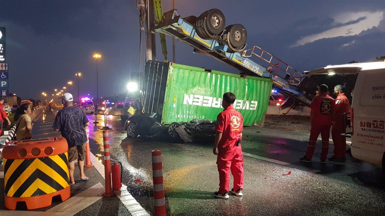 รถพ่วงพลิกคว่ำทำตู้คอนเทนเนอร์ล้มทับเก๋งบนมอเตอร์เวย์ จนสาวคนขับดับคาที่