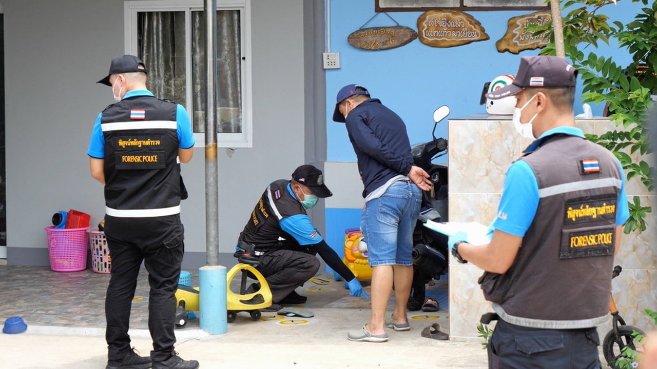 เขยโหดคลั่ง ยิง 30 นัด ตาย 2 ศพ พ่อตา-แม่ยาย อ้างถูกกดดัน กล่อมมอบตัว