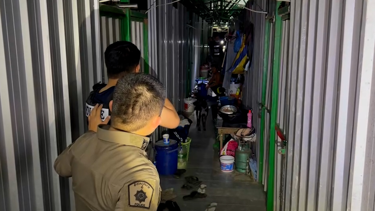 แคมป์ก่อสร้างเดือด คนงานเมาโหด รุมฟันสาหัส 1 ตร.บุกรวบ-หัวหมอขู่ จนท.