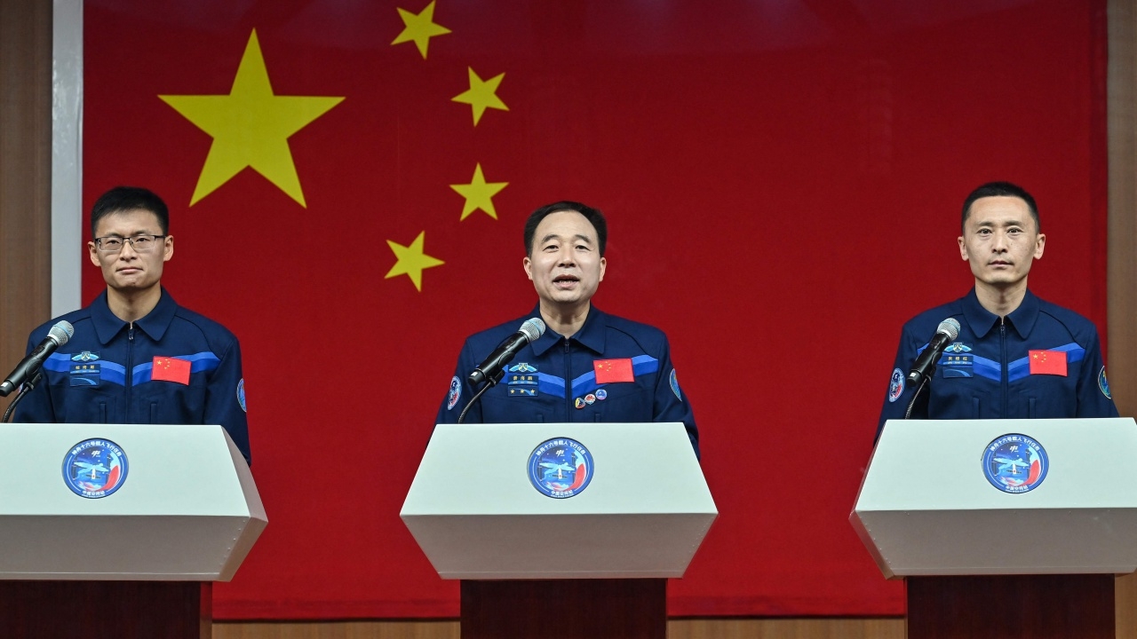 จีนเปิดตัว 3 นักบินอวกาศเสินโจว-16 โดยมีพลเรือนร่วมด้วยคนแรก