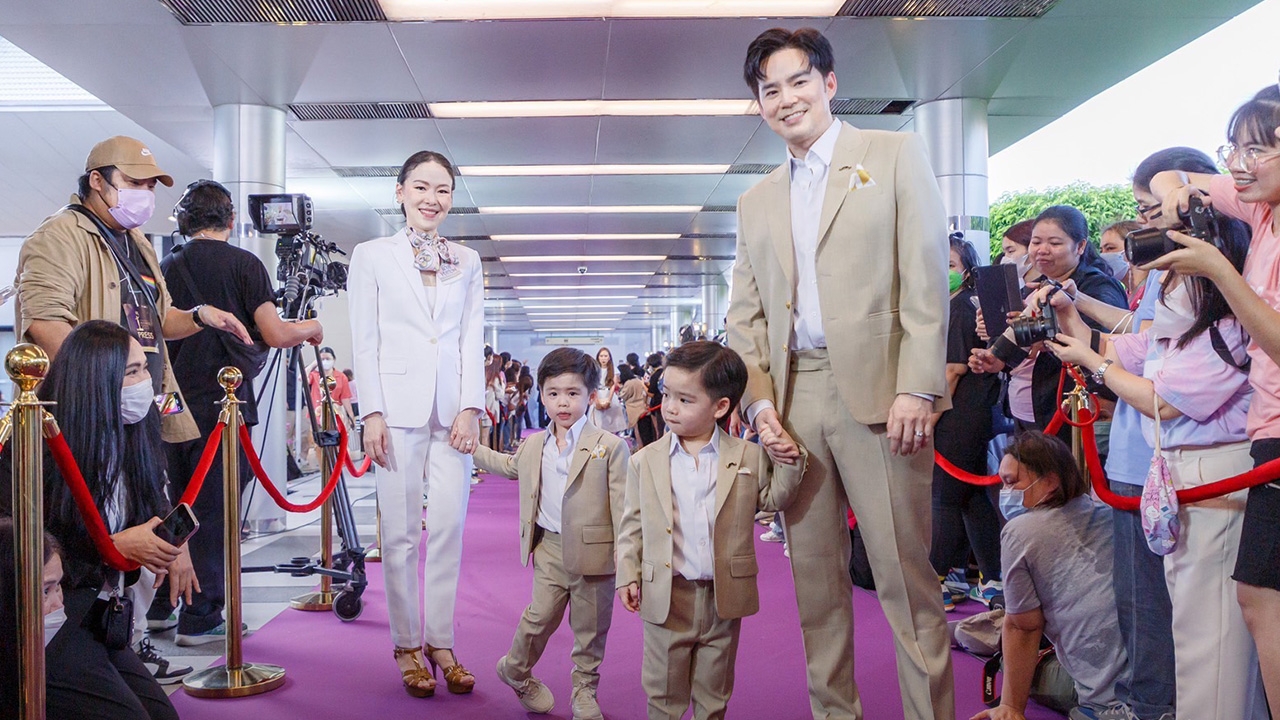 ดราม่าสนั่น แฟนคลับจับมือ น้องธีร์ ลูกชาย บีม กวี แต่โดนสะบัดออก