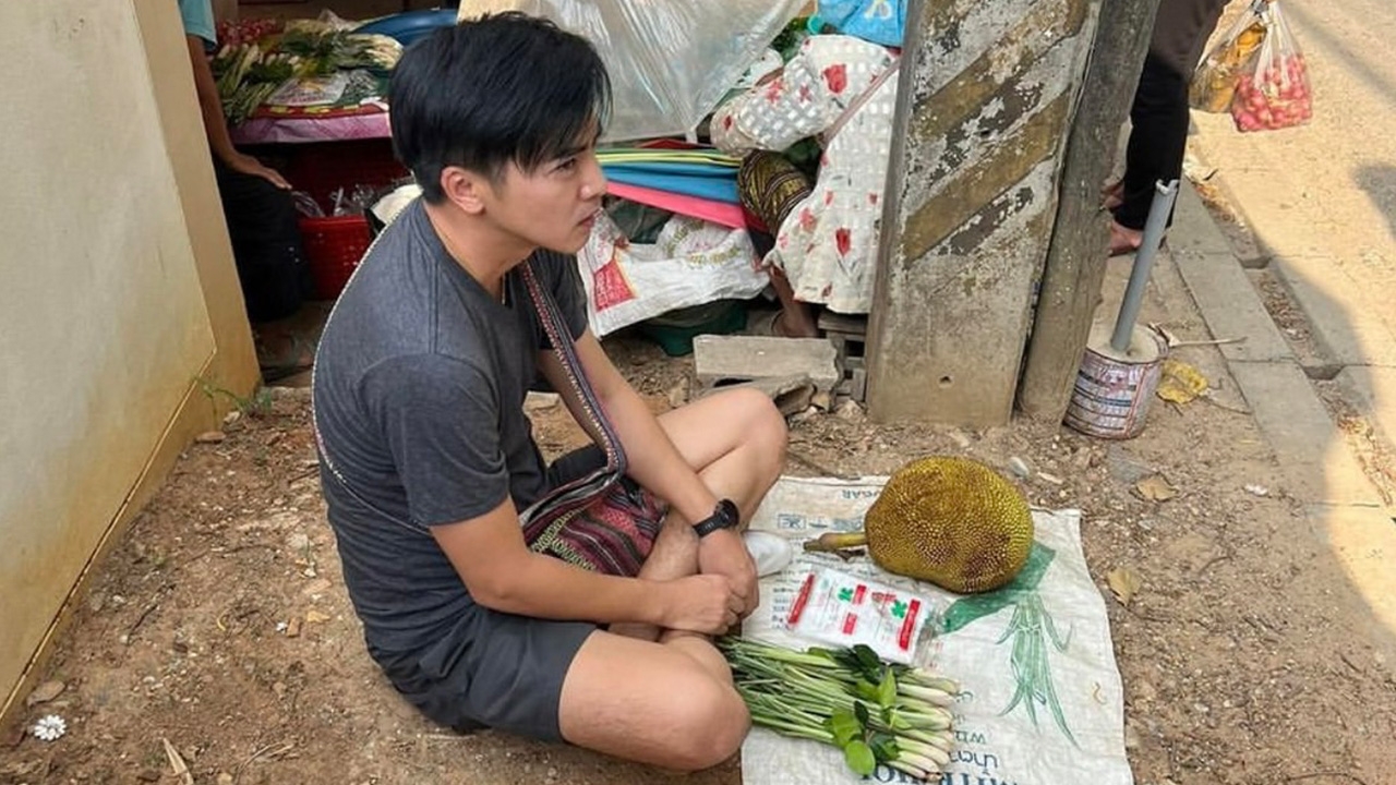 ไม่อายทำกิน นักแสดงหนุ่มเก็บ พืชผัก-ผลไม้จากสวน ไปนั่งขายแบกะดินที่ตลาด