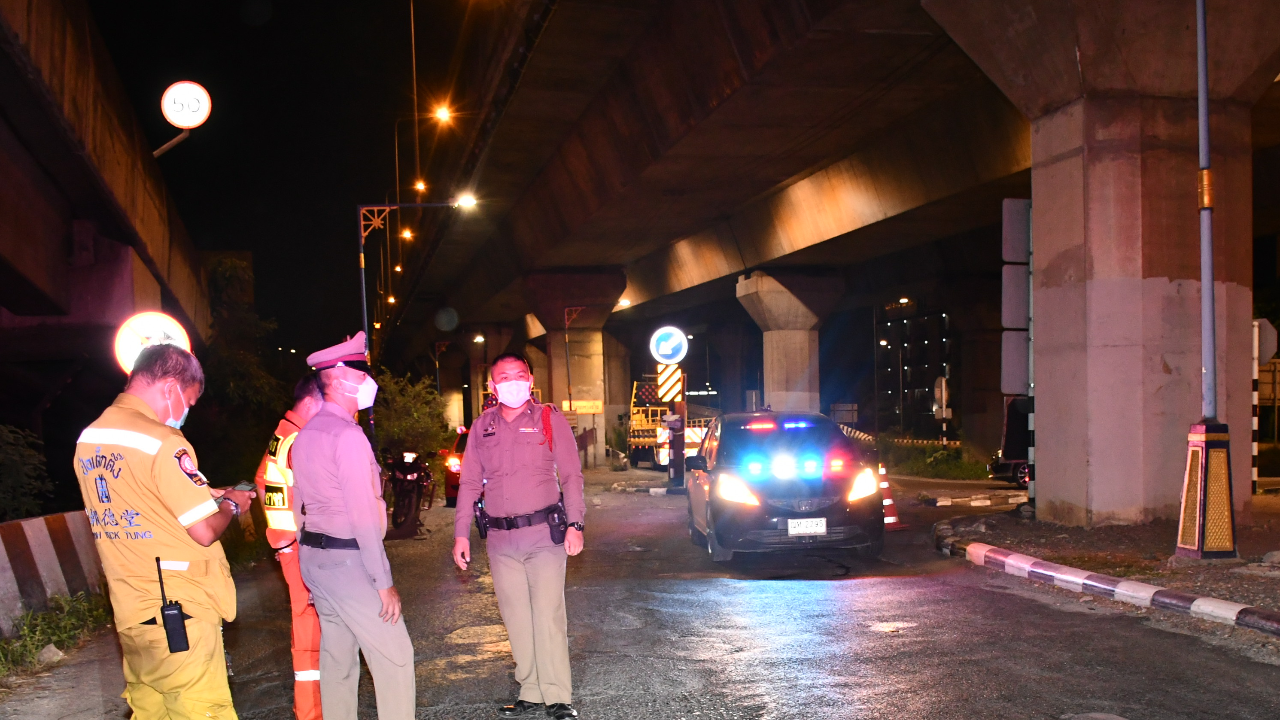 กระบะเสียหลัก ชนทางเบี่ยง-พลิกคว่ำบนด่วนศรีรัช สลด คนขับตกมาดับสนิท