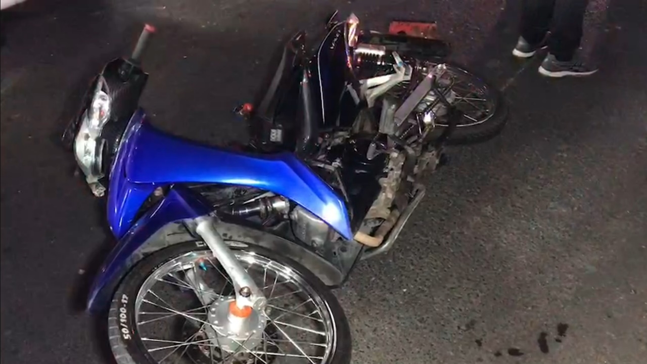 จักรยานยนต์พลิกคว่ำ รถตามหลังทับซ้ำดับสยอง บนถนนพระราม 2