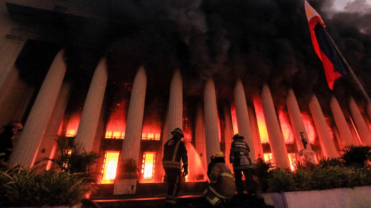 ไฟไหม้ตึก "ไปรษณีย์กลางมะนิลา" อาคารประวัติศาสตร์เก่าแก่กว่า 100 ปีของฟิลิปปินส์ 