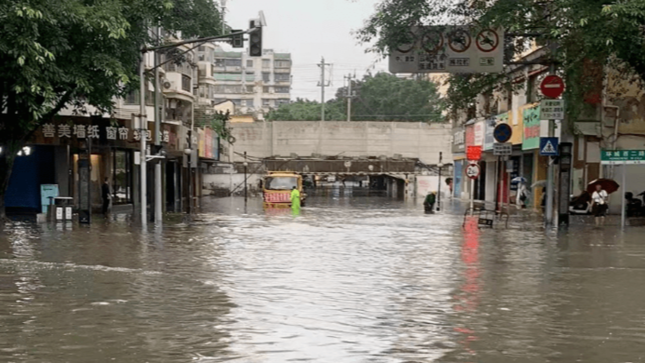 จีนประกาศเตือนภัยสีแดงเมืองกุ้ยหลิน หลังฝนตกหนักไม่กี่ชั่วโมง ทำน้ำท่วมฉับพลัน