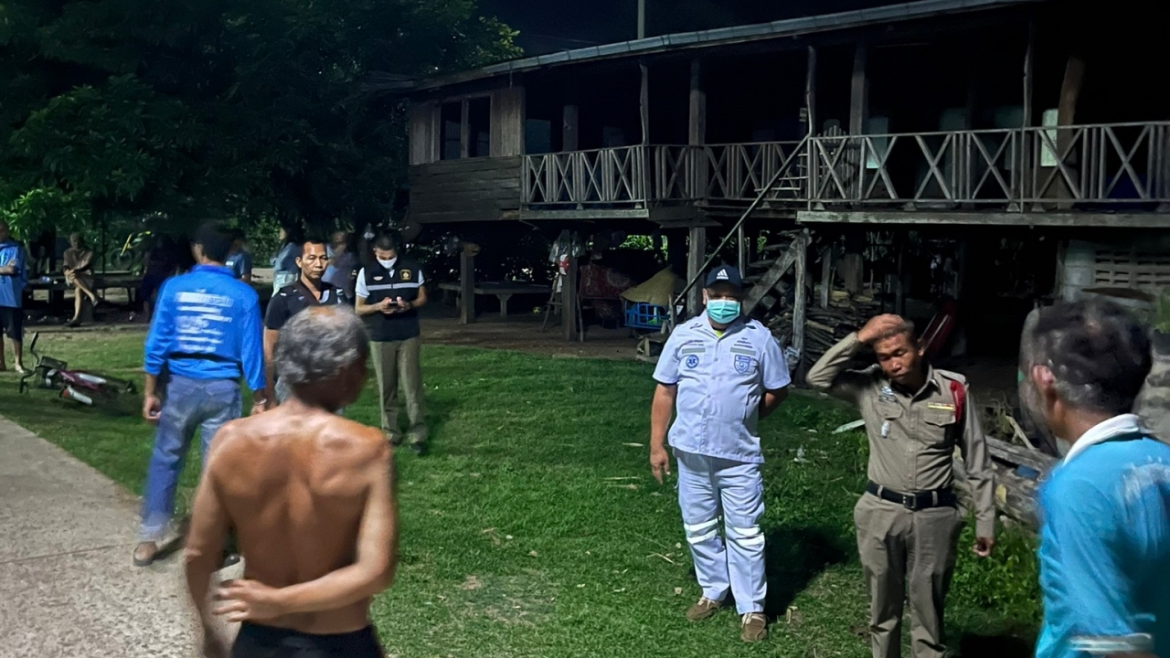 ลูกชายเมาเข้าใจผิด เตะต่อยพ่อวัย 71 ดับสลด น้อยใจ "รักลูกไม่เท่ากัน"