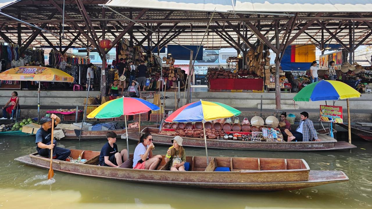 ผู้ค้าตลาดน้ำดำเนินสะดวก แนะ รบ.ใหม่เข้ามาผลักดันท่องเที่ยว ฟื้นฟูเศรษฐกิจ