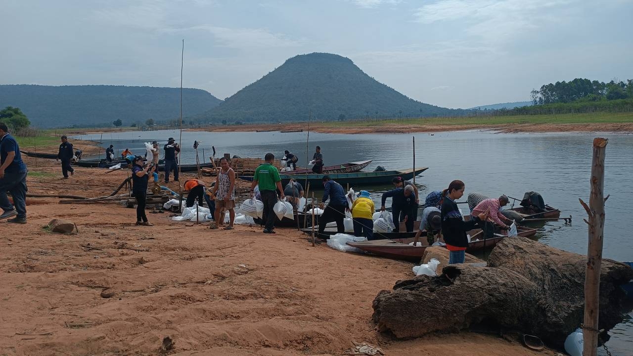 ประมงโคราชปล่อยปลา 5 แสนตัวลงเขื่อนมูลบน ย้ำห้ามจับสัตว์น้ำในฤดูปลาวางไข่