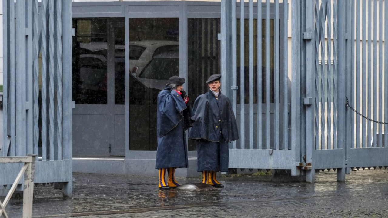 ระทึก ชายขับเก๋งทะลุรั้ววาติกัน เข้าไปถึงในลานหน้าวังโป๊ป ก่อนโดน ตร.ยิงสกัด