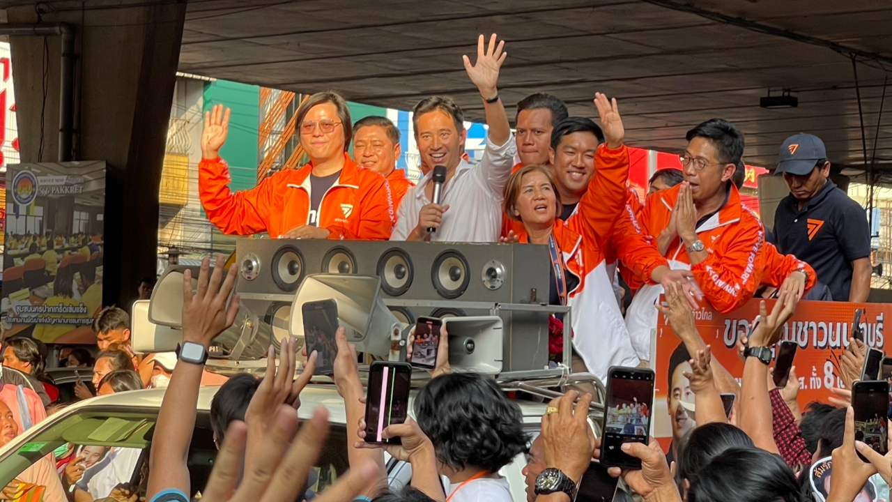 “ทิม พิธา” ขึ้นรถแห่ขอบคุณ ก้าวไกลกวาดเรียบ ส.ส.นนทบุรี สัญญาไม่ทำให้ผิดหวัง