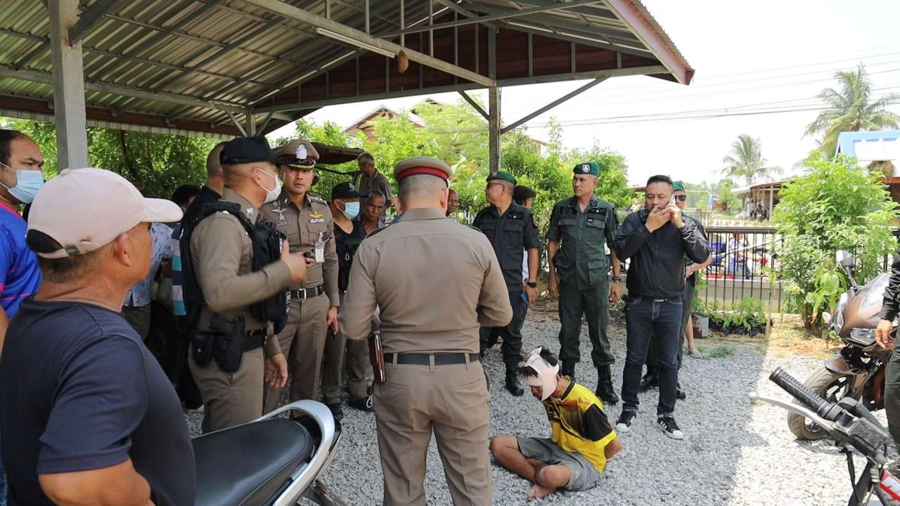 หลานคลั่ง จ้วงแทงคอ "ป้า" เลือดพุ่งตายสยองคาบ้าน คาดหลอนจากอาการทางจิต