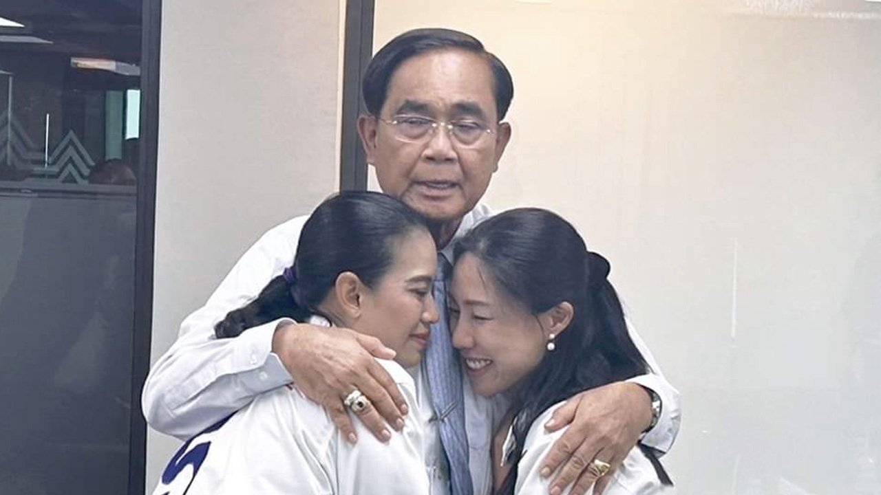 “เนเน่ รัดเกล้า” เผยภาพกอด “ลุงตู่” บอกถูกชมสู้ได้ดีมาก อย่าเพิ่งถอดใจ