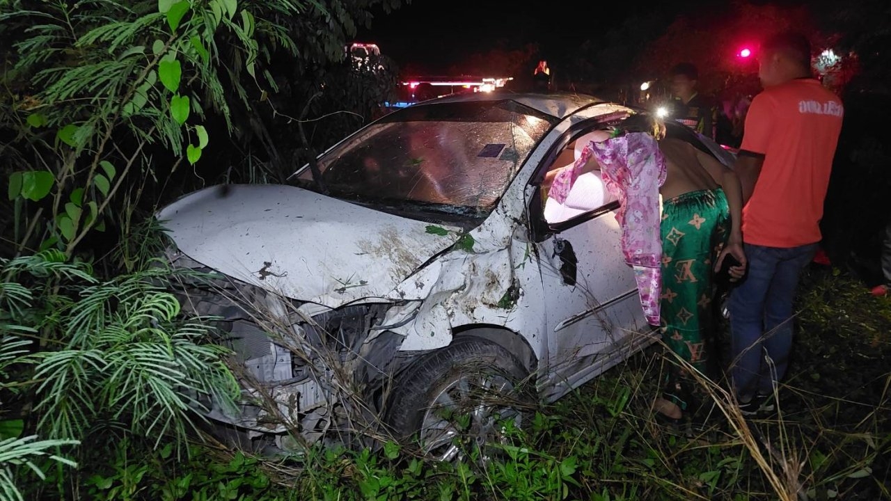 หนุ่มเมืองคอนขับเก๋งกลับจากงานเลี้ยง เกิดเสียหลักพุ่งตกข้างทางดับ 1 เจ็บ 3