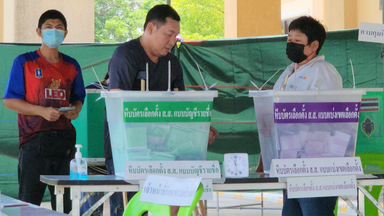 เลือกตั้ง 2566 : ลงคะแนนใหม่หน่วยเดียวที่นครปฐม คนออกมาใช้สิทธิคึกคัก 