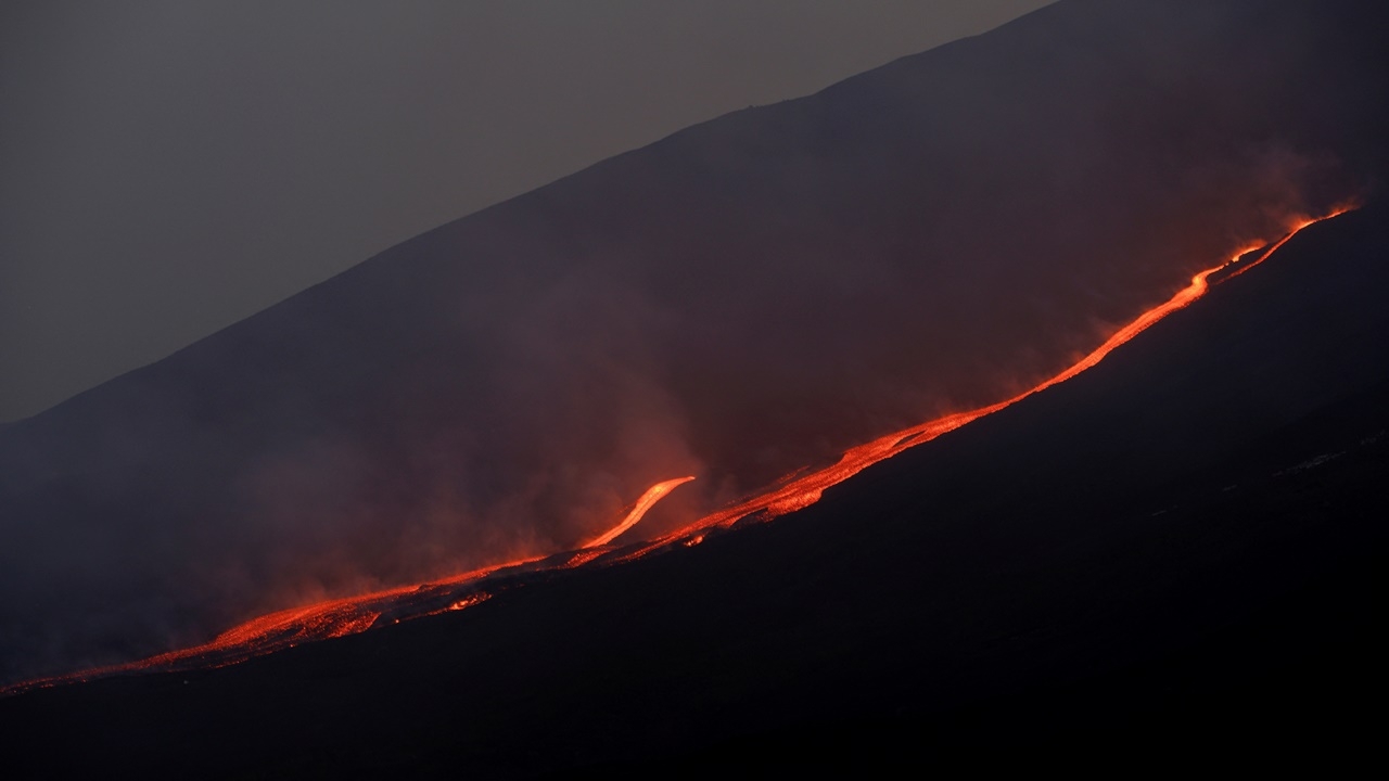 ภูเขาไฟเอตนา ในอิตาลีปะทุ เมืองคาตาเนียต้องยกเลิกเที่ยวบิน