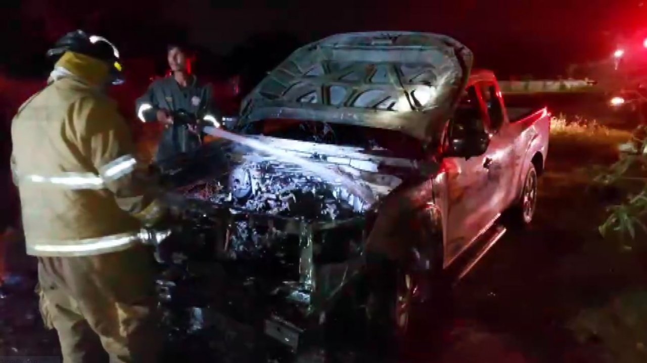 เมียใหม่หึงผัวพูดชมแต่เมียเก่า คว้ามีดฟันแขน ก่อนจุดไฟเผากระบะระบายความแค้น