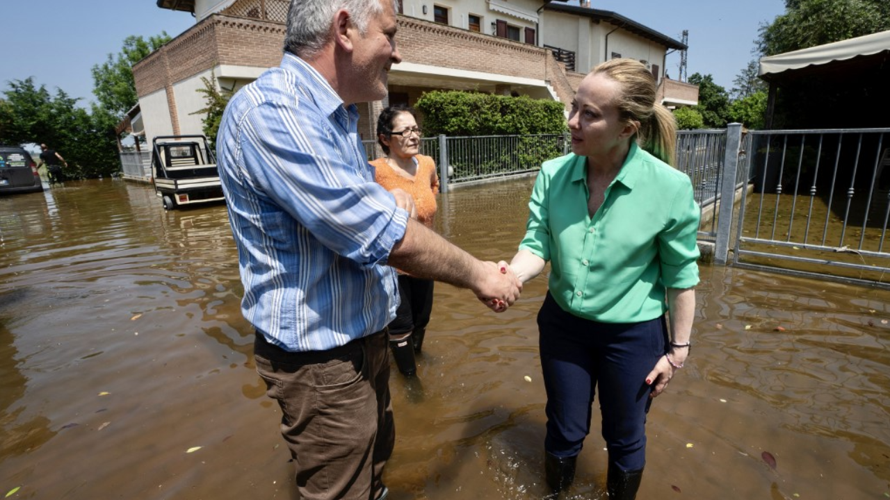 นายกฯ อิตาลีลุยน้ำท่วมเยี่ยมผู้ประสบภัย ชาวบ้านทยอยเก็บกวาดซากความเสียหาย