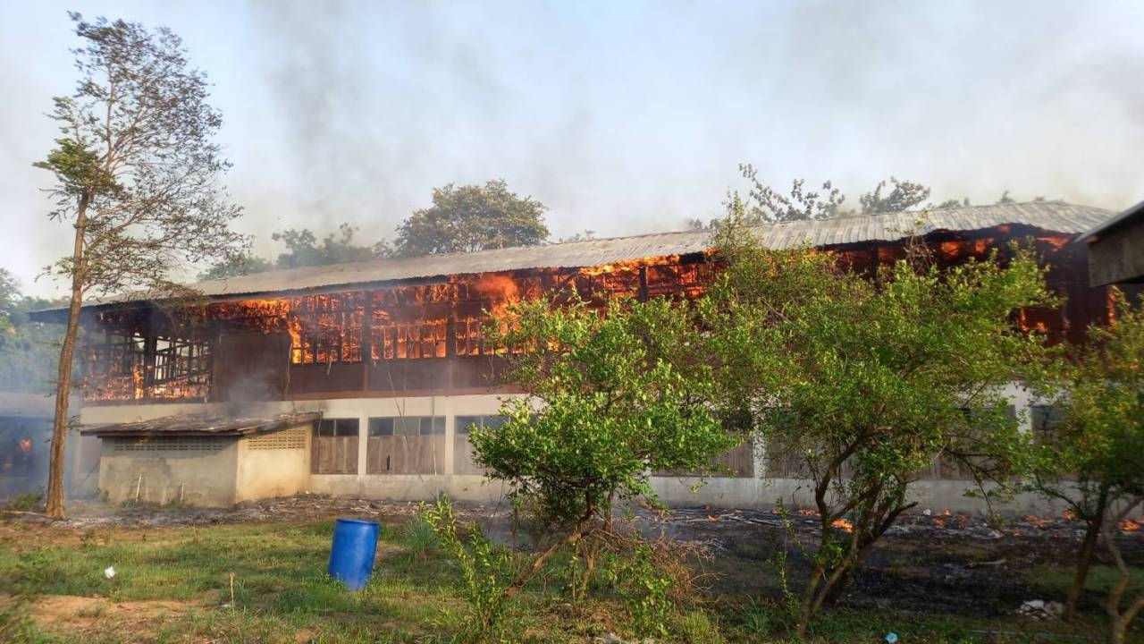 ไฟไหม้ ร.ร.ประถมที่ชัยภูมิรับเปิดเทอมวันแรก เด็กน้ำตาไหล พรุ่งนี้จะเรียนที่ไหน