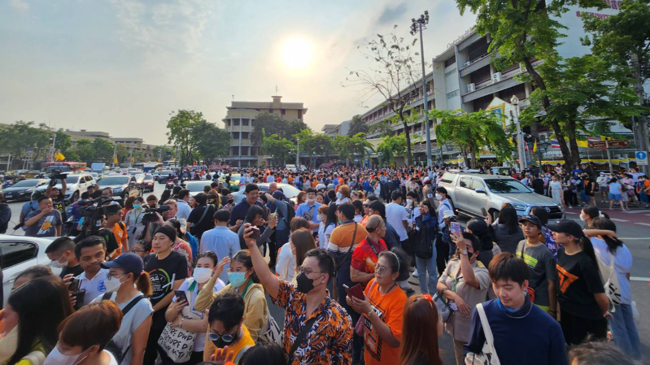 "ก้าวไกล" ตั้งขบวน อนุสาวรีย์ ปชต. รอ "พิธา" แห่ขอบคุณ ชนะเลือกตั้ง 2566