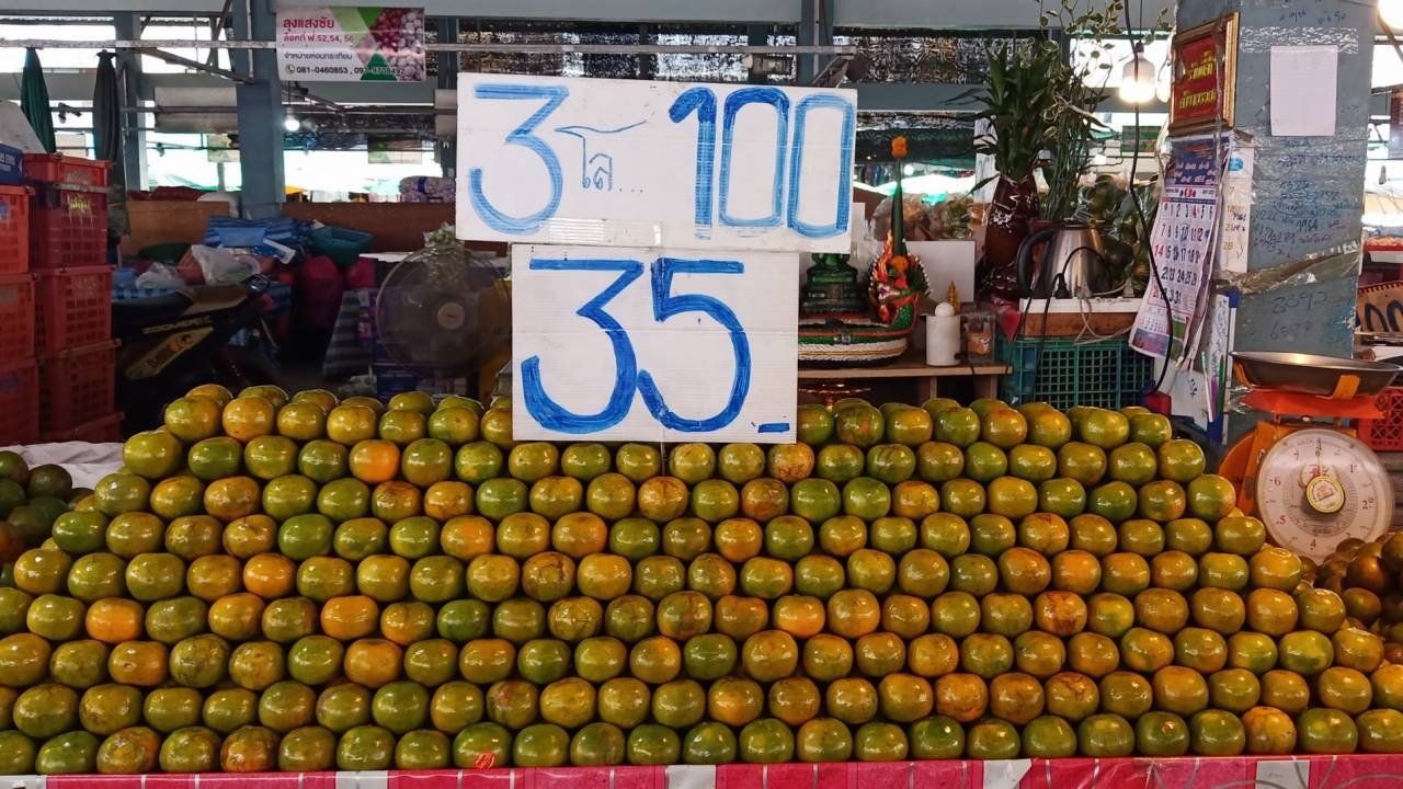 ปรากฏการณ์ก้าวไกล ทำส้มในตลาดกำแพงเพชรขายดี วัยรุ่นซื้อกินฉลองและแก้บน