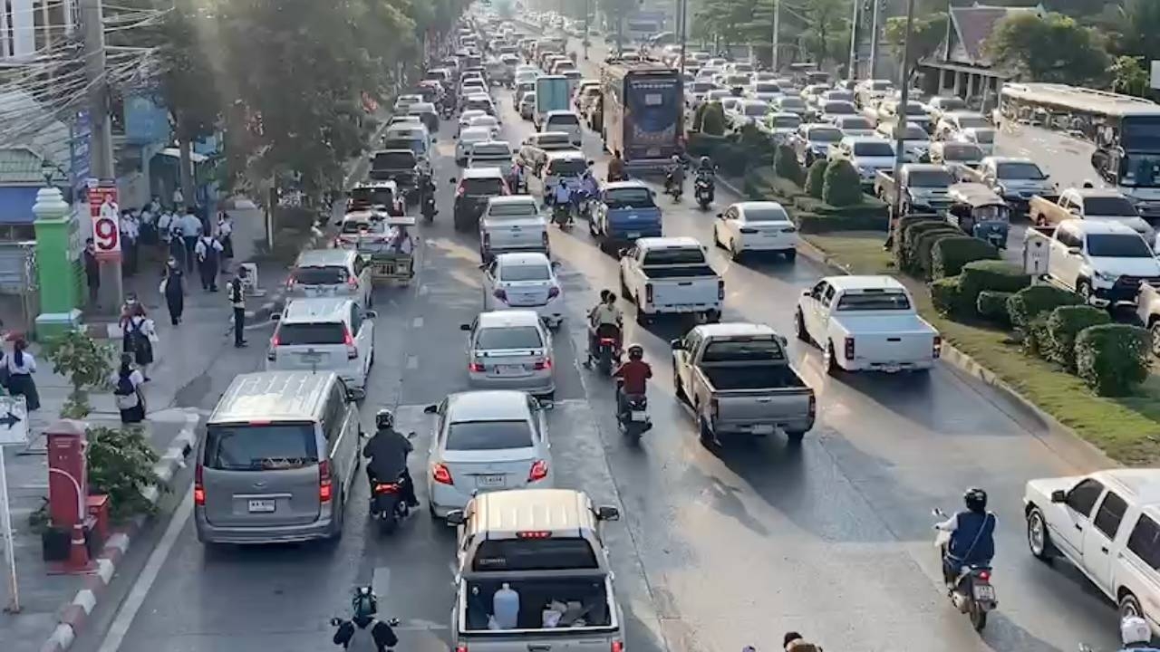 เช้านี้เมืองโคราชรถติดหนึบ ผู้ปกครองแห่ขับรถส่งลูกไป ร.ร.เปิดเทอมวันแรก 