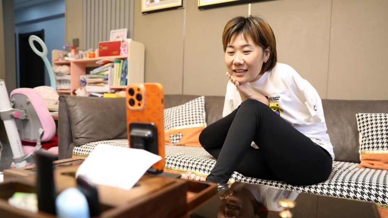 คือฮีโร่ คุณแม่ชาวจีน ‘ไร้แขน’ เลี้ยงลูกสอง ทำธุรกิจออนไลน์เฟื่องฟู