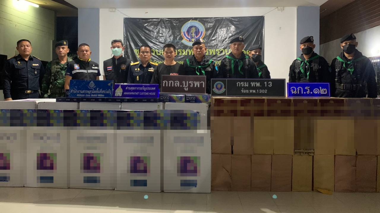 จนท.สระแก้ว จับหนุ่มขับกระบะลอบขนบุหรี่เถื่อน รวมค่าปรับกว่า 26 ล้านบาท