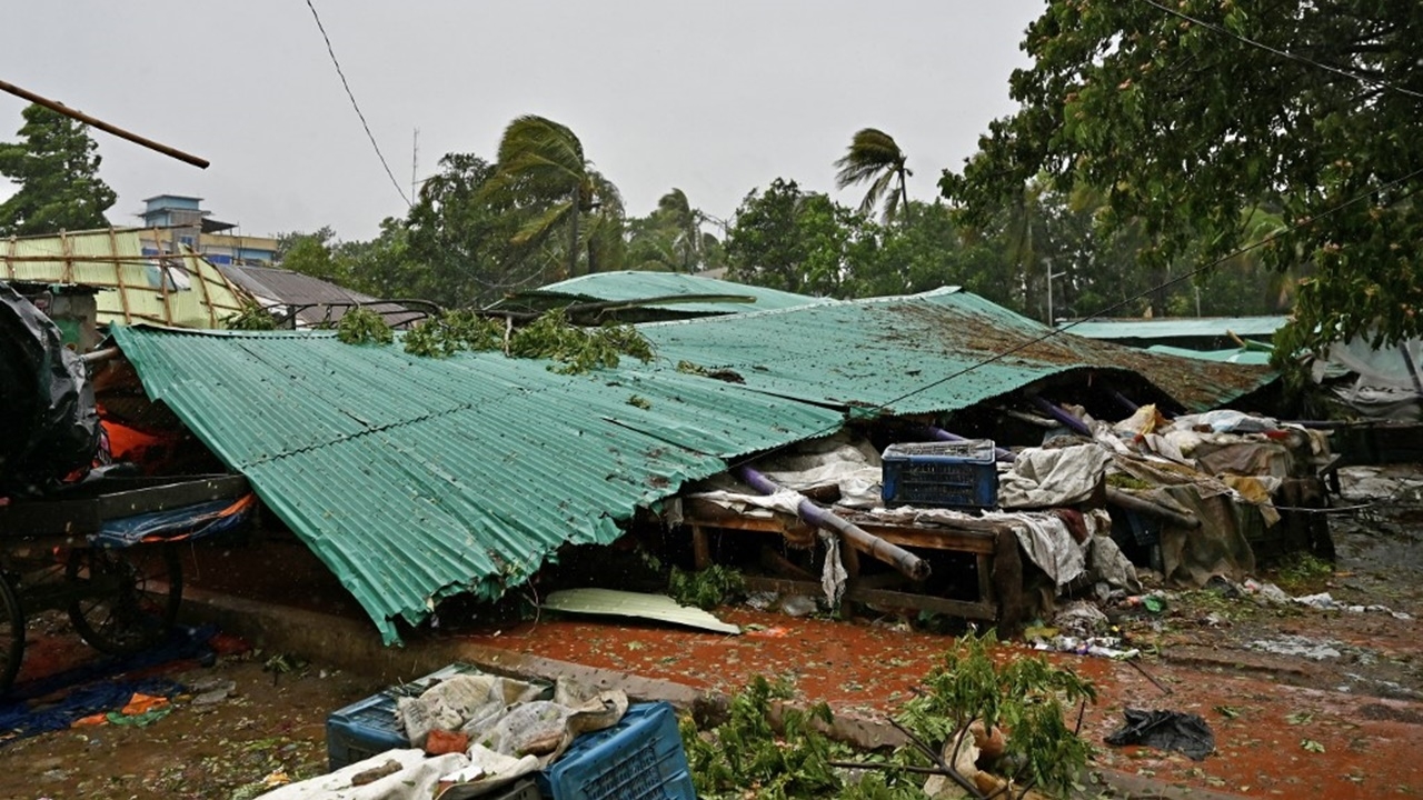 ไซโคลนระดับ 5 ‘โมคา’ ขึ้นฝั่งถล่มเมียนมา-บังกลาเทศ ค่ายอพยพรอด