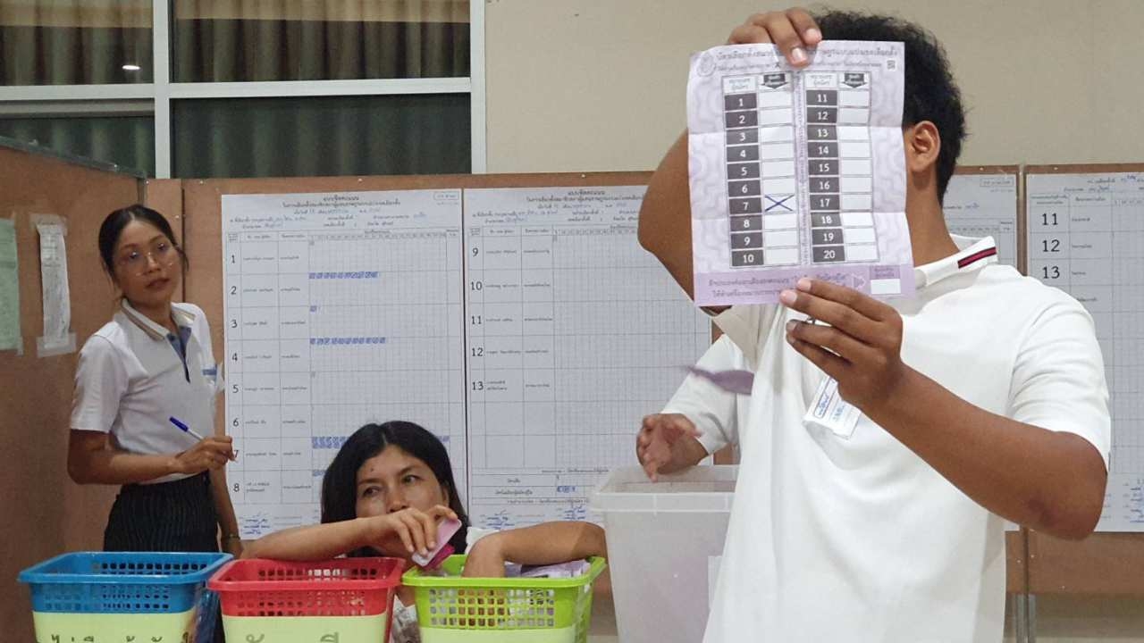 เลือกตั้ง 2566 : ภูมิใจไทยยึดเก้าอี้ ส.ส.สุรินทร์ได้ 5 เขต เพื่อไทยแบ่งไป 3 