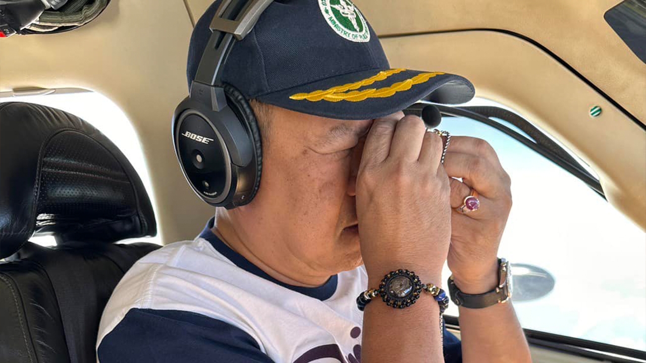 เลือกตั้ง 2566 : “อนุทิน” โพสต์ภาพกำลังส่องพระ บอก คนที่แพ้ก็ต้องดูแลตัวเอง