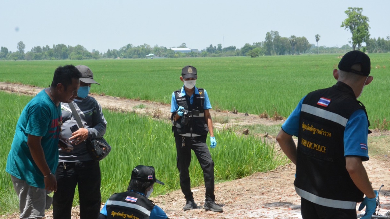 พบหญิงวัย 31 ถูกเผาพร้อม จยย.ตายสยองกลางทุ่งนา สามี-ญาติเชื่อถูกฆาตกรรม