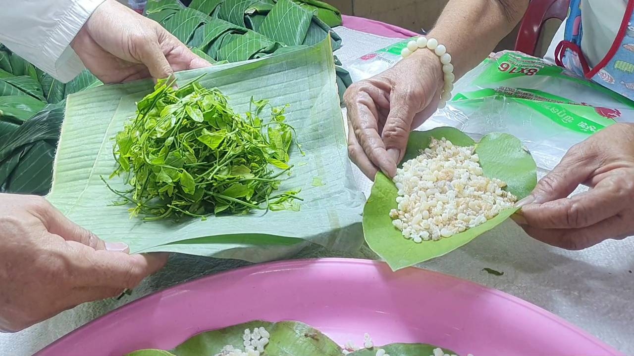 ชาวบ้านพะเยา เก็บผักหวานป่ามาขายตลาดราคาดี ชูนำมาแกงกับไข่มดแดงอร่อยสุดๆ
