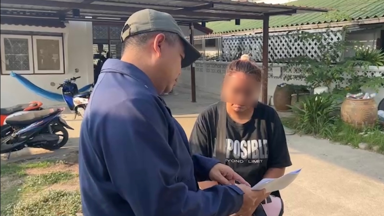 จับอีก 1 ราย สาวชลบุรี รับจ้างเปิดบัญชีม้าให้แก๊งคอลเซ็นเตอร์ แลกเงิน 1,500