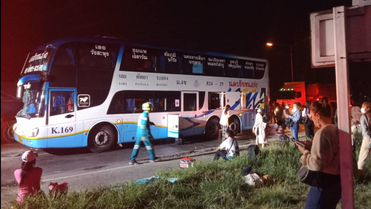 รถบัสนครชัยขนส่ง ชนท้ายสิบล้อ บาดเจ็บ 4 คนขับยอมรับหลับใน 
