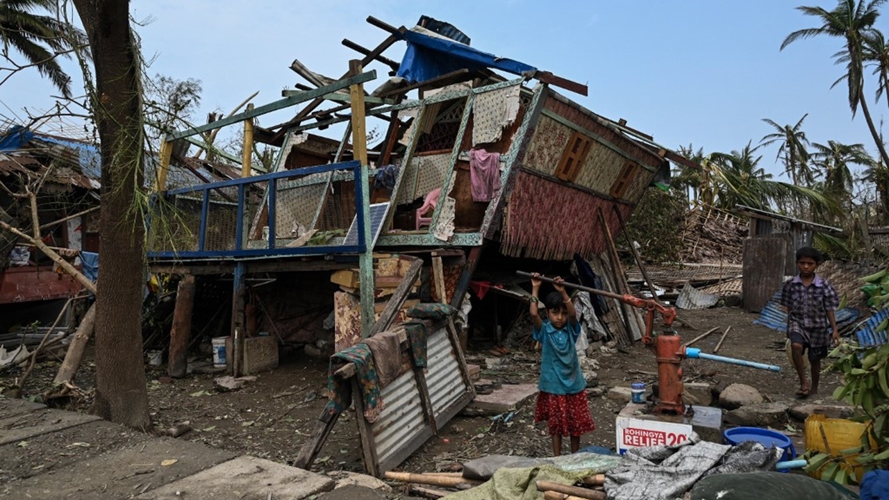 เหยื่อไซโคลนโมคาในเมียนมาพุ่ง 41 ศพ ทหารโจมตีหมู่บ้านซ้ำ