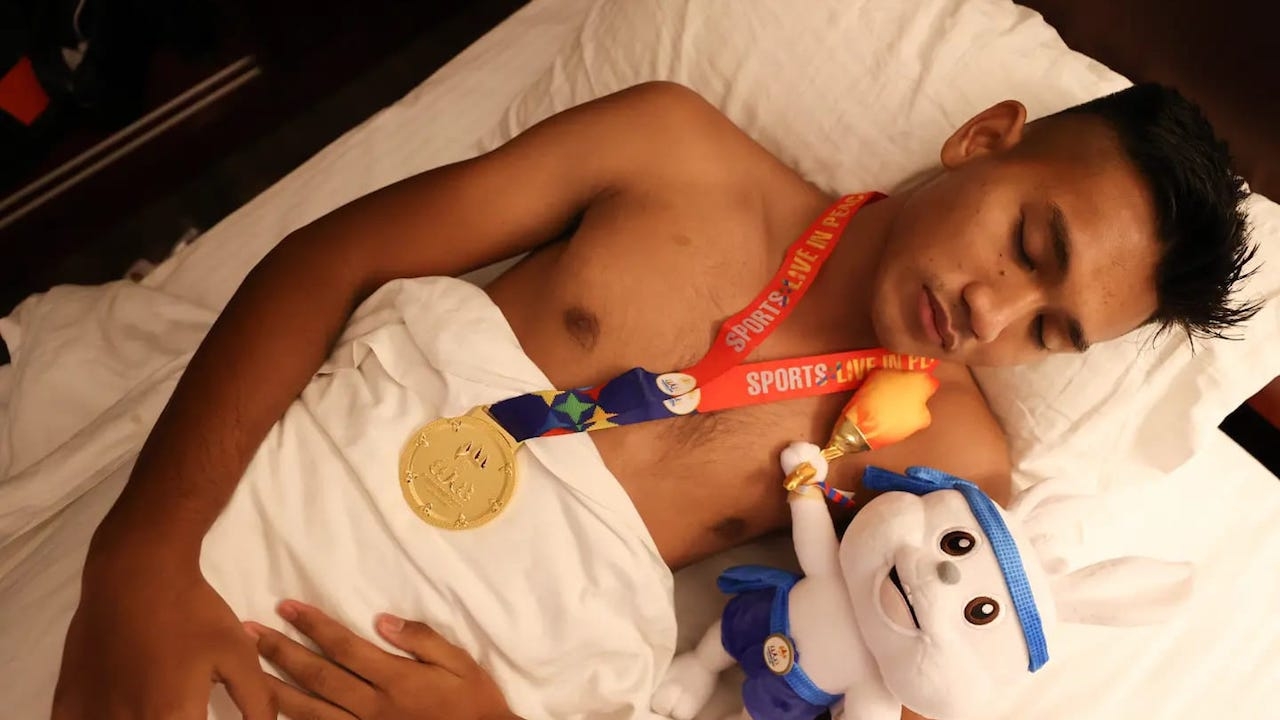 ฝันดีเลย "อินโดนีเซีย" โพสต์รูป "แข้งอิเหนา" นอนพร้อมเหรียญทอง หลังขยี้ "ทีมชาติไทย"