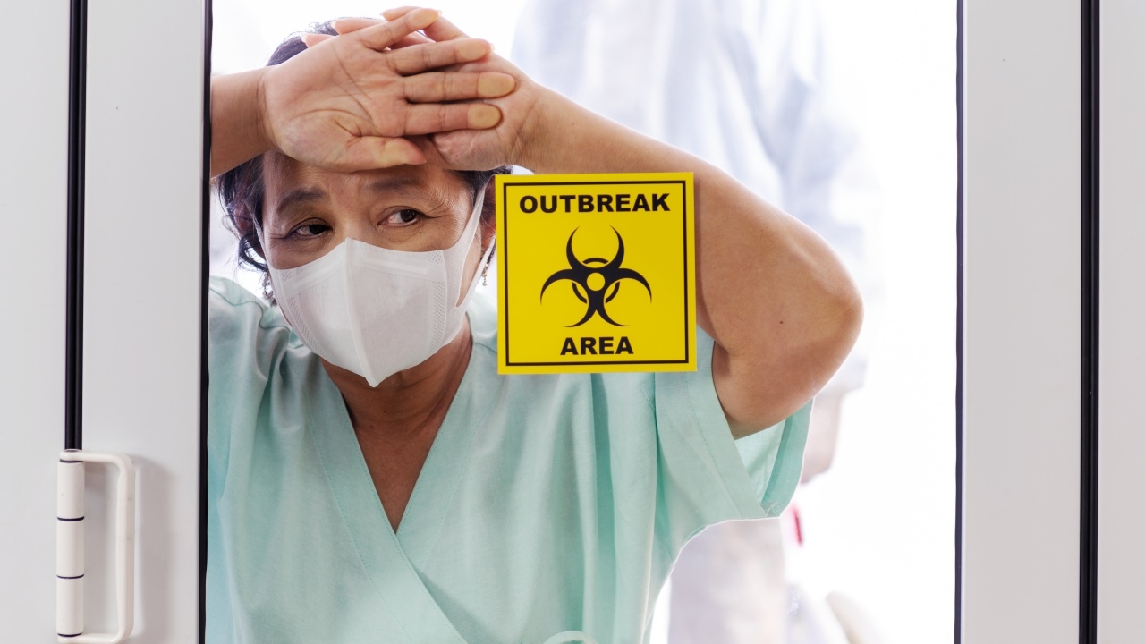 "หมอมนูญ" ยกเคส ผู้ป่วยวัย 83 ปี ฉีดวัคซีนหลายเข็ม ติดโควิดซ้ำ ยังป่วยหนัก