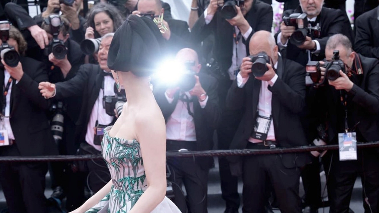 สะกดทุกสายตา ดาราสาวผู้ทรงอิทธิพล คัมเเบ็กเมืองคานส์ ช่างภาพรุมถ่ายรูปรัวๆ