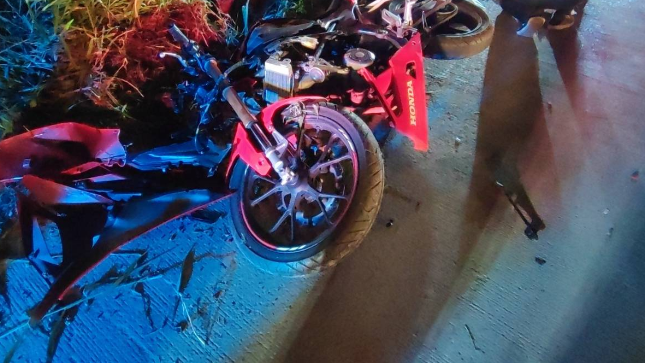 หนุ่มปทุมฯ ควบ จยย.กลับบ้านหลังเลิกงาน พุ่งเสยเสาไฟข้างทางเป็นศพสลด