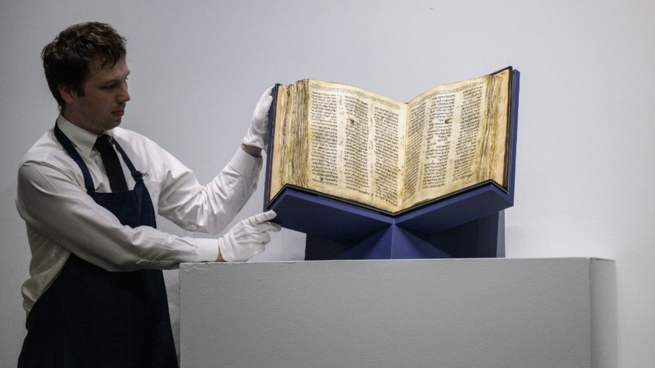ประมูลคัมภีร์ไบเบิล 1,100 ปี เก่าแก่ที่สุดในโลก เคาะแล้ว 38 ล้านดอลลาร์สหรัฐ