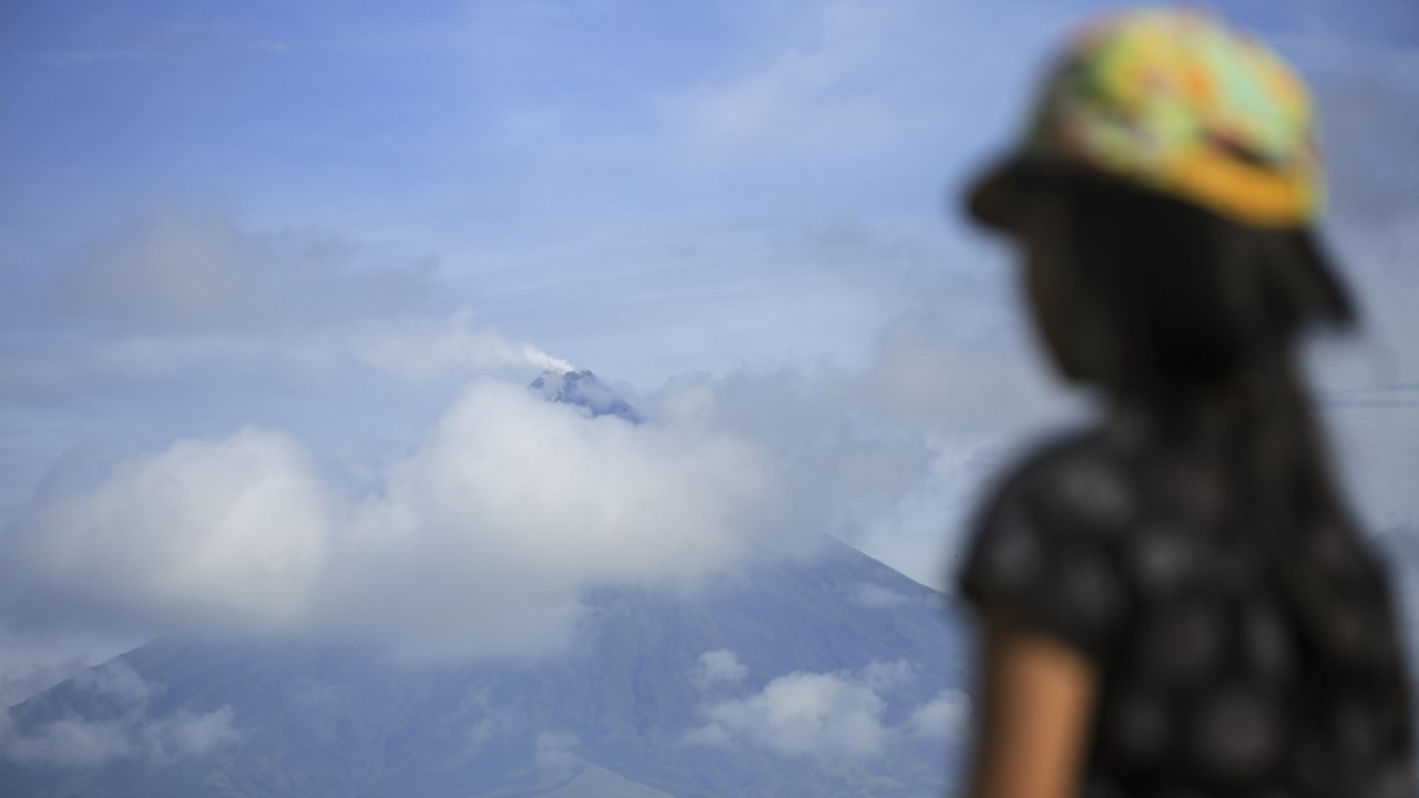 ฟิลิปปินส์ยกระดับเตือนภัยความรุนแรงภูเขาไฟมายอน ปะทุเถ้าถ่านลาวารุนแรงขึ้น